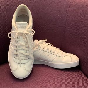 White leather Adidas tennis shoe/sneaker. 8.5m